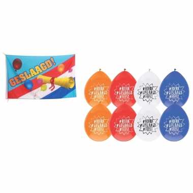 Vlag geslaagd/afgestudeerd met diploma + 8x geslaagd thema versiering ballonnen 27 cm pakket