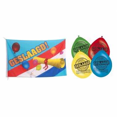 Vlag geslaagd/afgestudeerd met diploma + 8x geslaagd thema versiering ballonnen 30 cm pakket