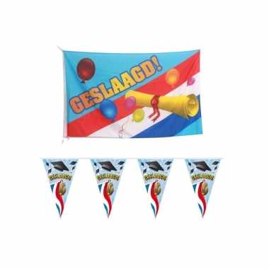 Vlag geslaagd/afgestudeerd met diploma + geslaagd/afgestudeerd puntvlaggenlijn/slinger tas 10 meter