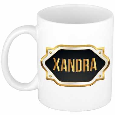 Xandra naam / voornaam kado beker / mok met goudkleurig embleem