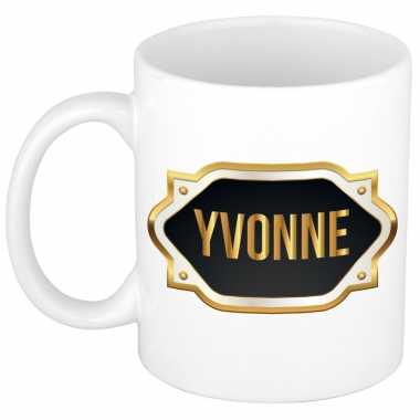 Yvonne naam / voornaam kado beker / mok met goudkleurig embleem
