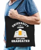 Studenten carnaval verkleed tas zwart university of leiden afgestudeerd heren
